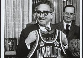 Kissinger, con la camiseta de los Harlem Globe Trotters.
