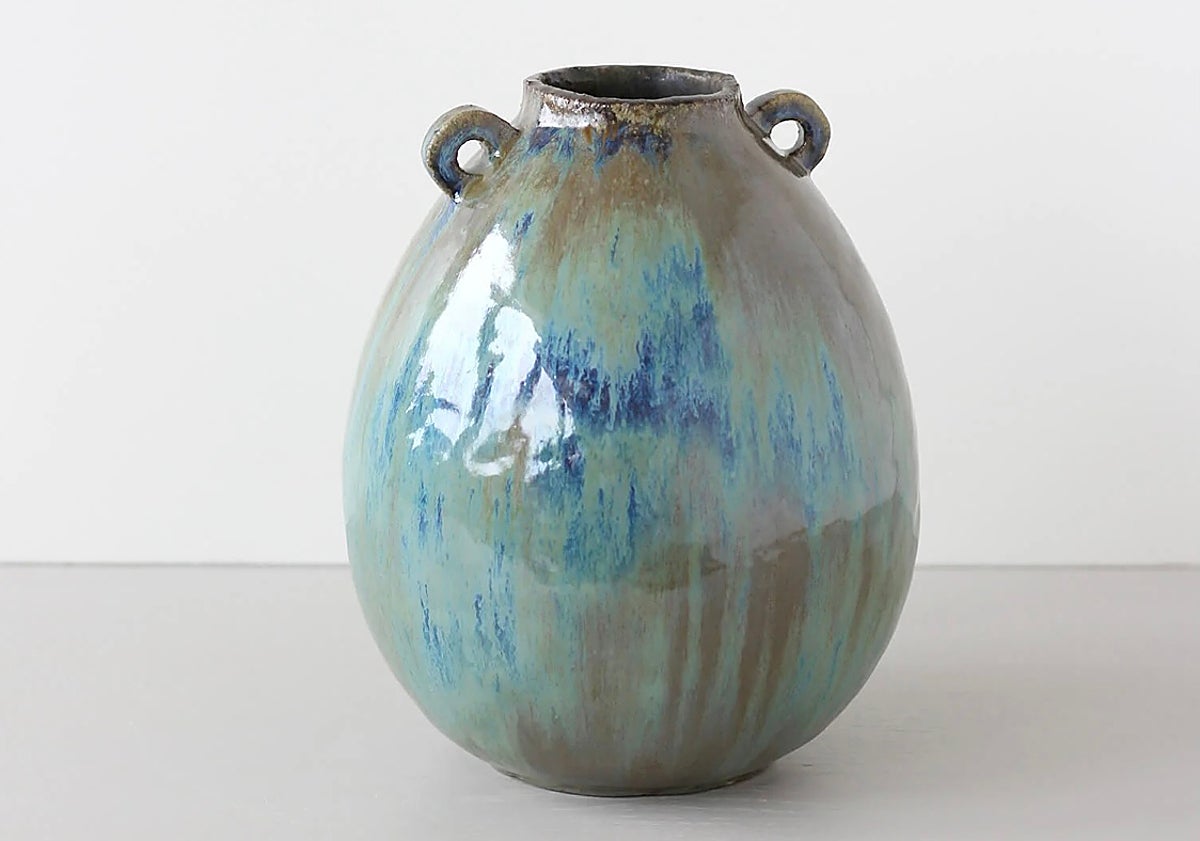 Imagen principal - Jarrón 'Arrecife', botella 'Dark Inka' y la obra 'El uno para el otro' de Potto Pottery 