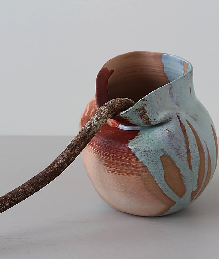 Imagen secundaria 2 - Jarrón 'Arrecife', botella 'Dark Inka' y la obra 'El uno para el otro' de Potto Pottery 