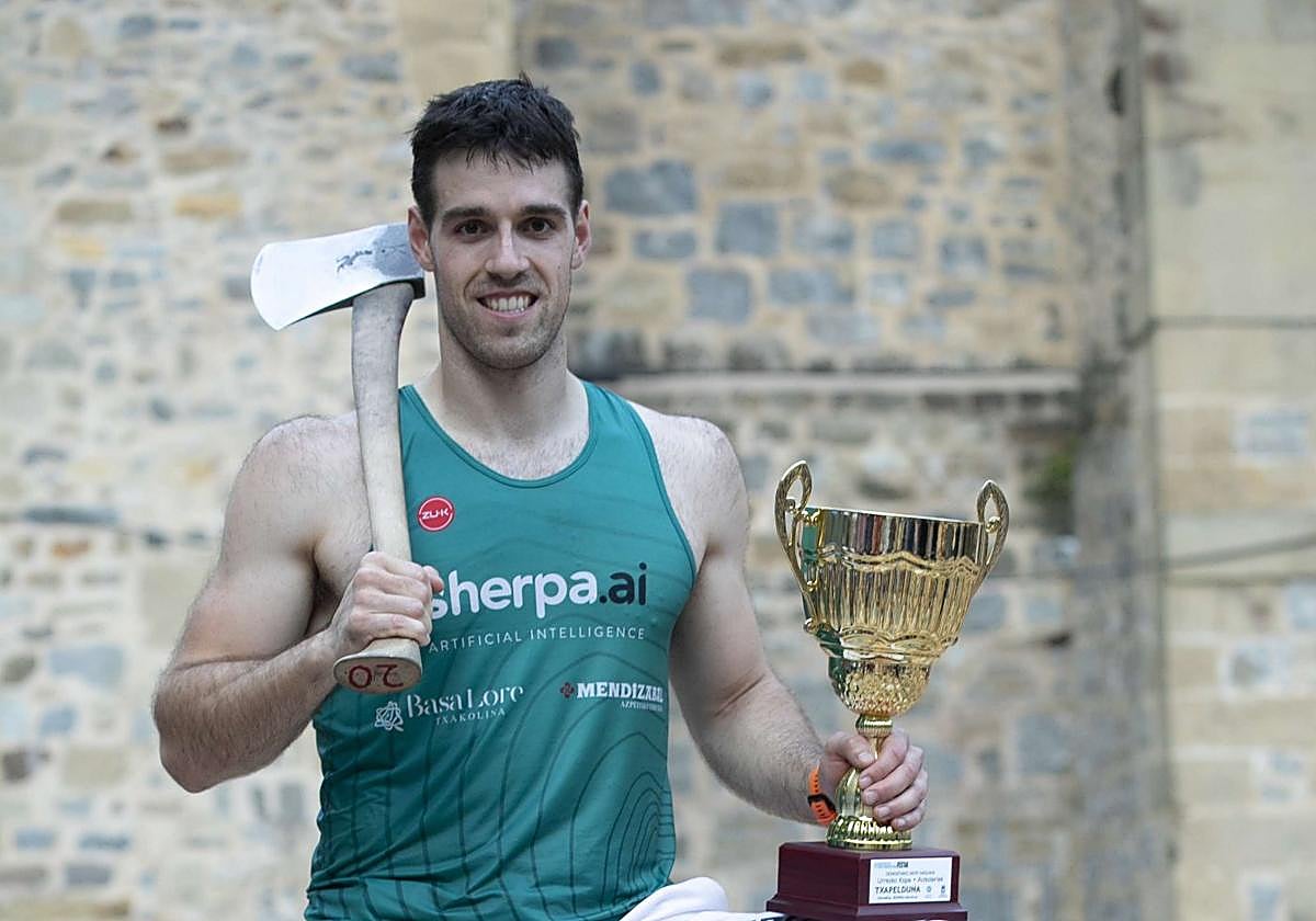 Julen Alberdi, vigente campeón, en la plaza de la Trinidad.