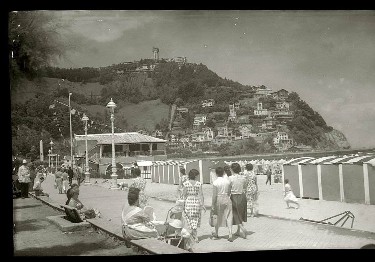 Fotografía del paseo de Ondarreta a principios del siglo XX, del fondo Galarza.