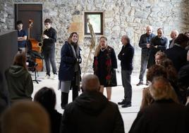Mireia Massagué, Isabelle Maeght e Ignacio Chillida, con un Giacometti detrás, en la inauguración ayer de la exposición.