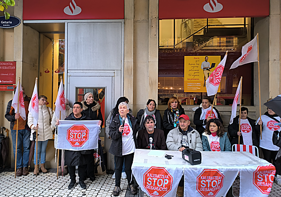 Protesta de Stop Desahucios esta mañana en el banco Santander en el Centro de Donostia