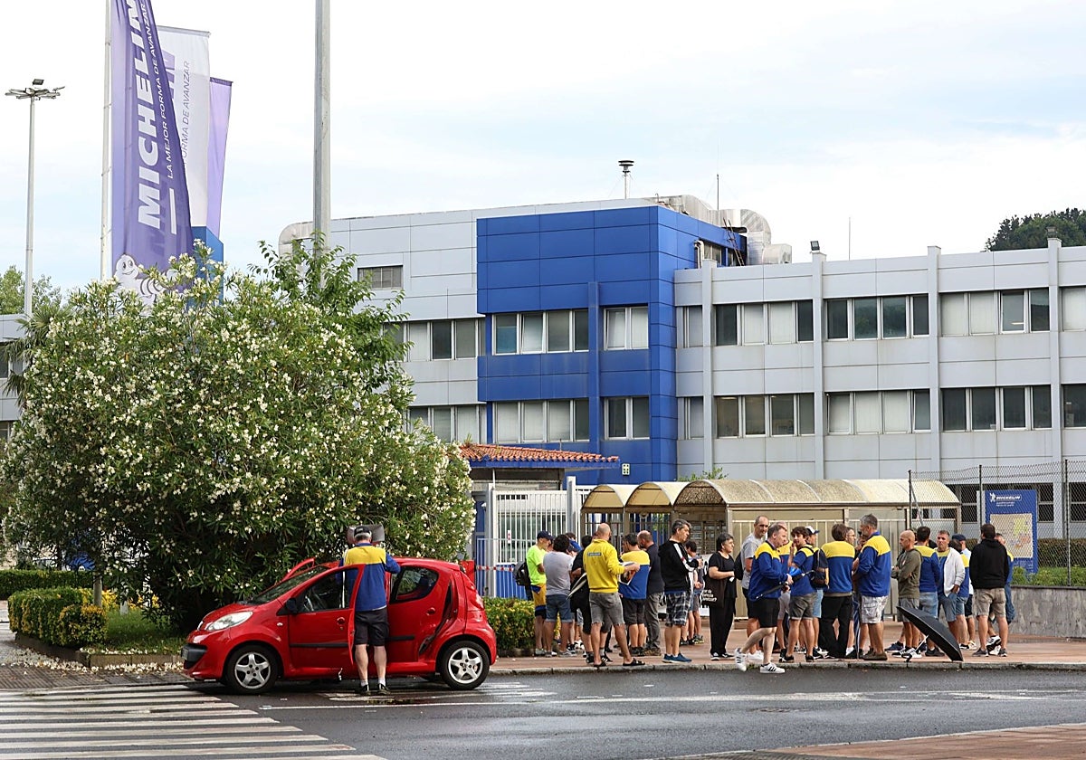 Imagen de la planta de Michelin en Lasarte-Oria, con trabajadores en el exterior.