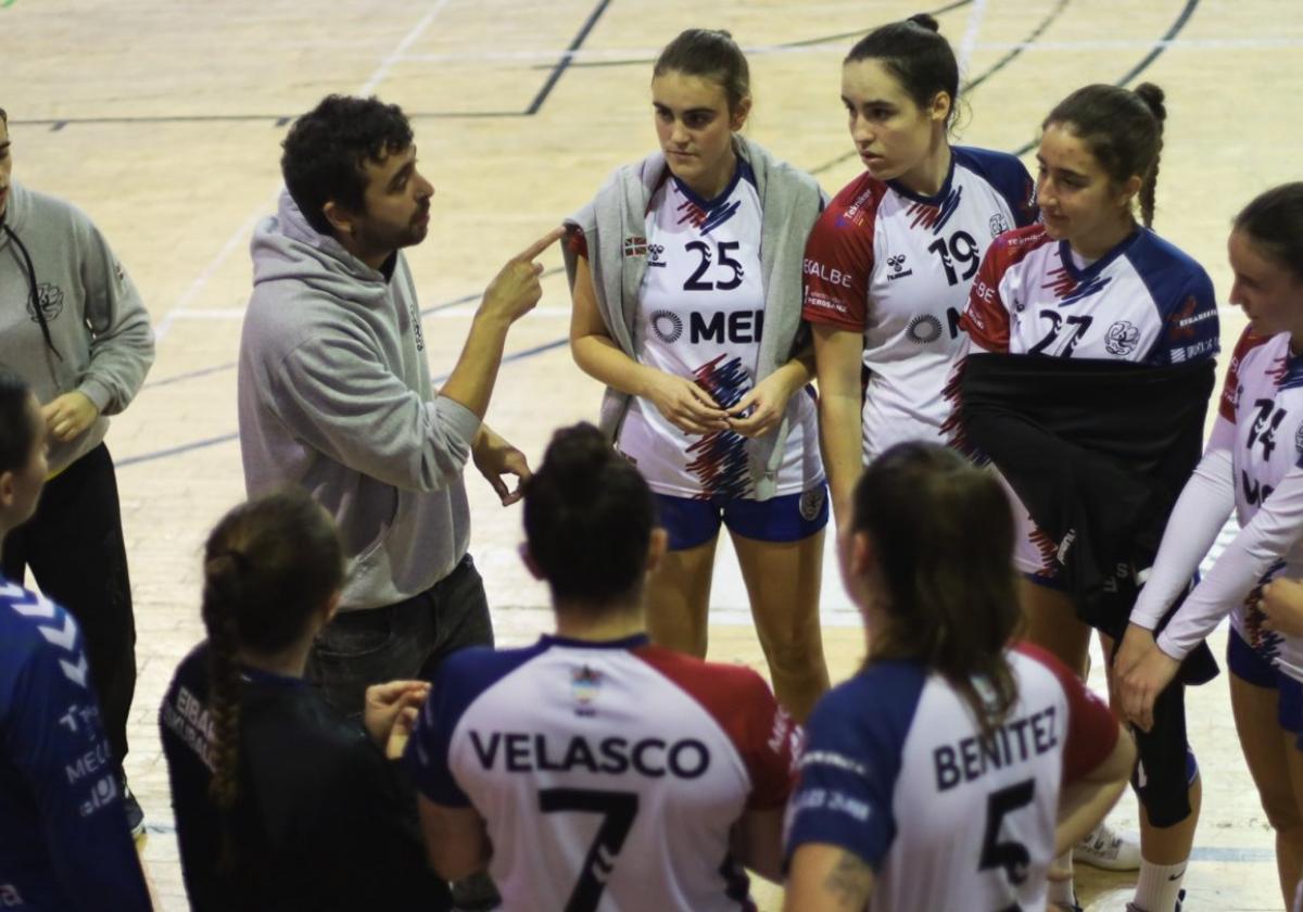 Andoni Pérez dando instrucciones a sus jugadoras. Las armeras esperan al potente San Andrián.