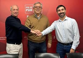Quesada, Rodríguez y Palencia, en la sede del PSE-EE de Errenteria.