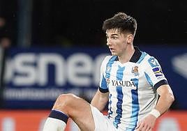 Tierney controla el balón durante el partido contra Osasuna.