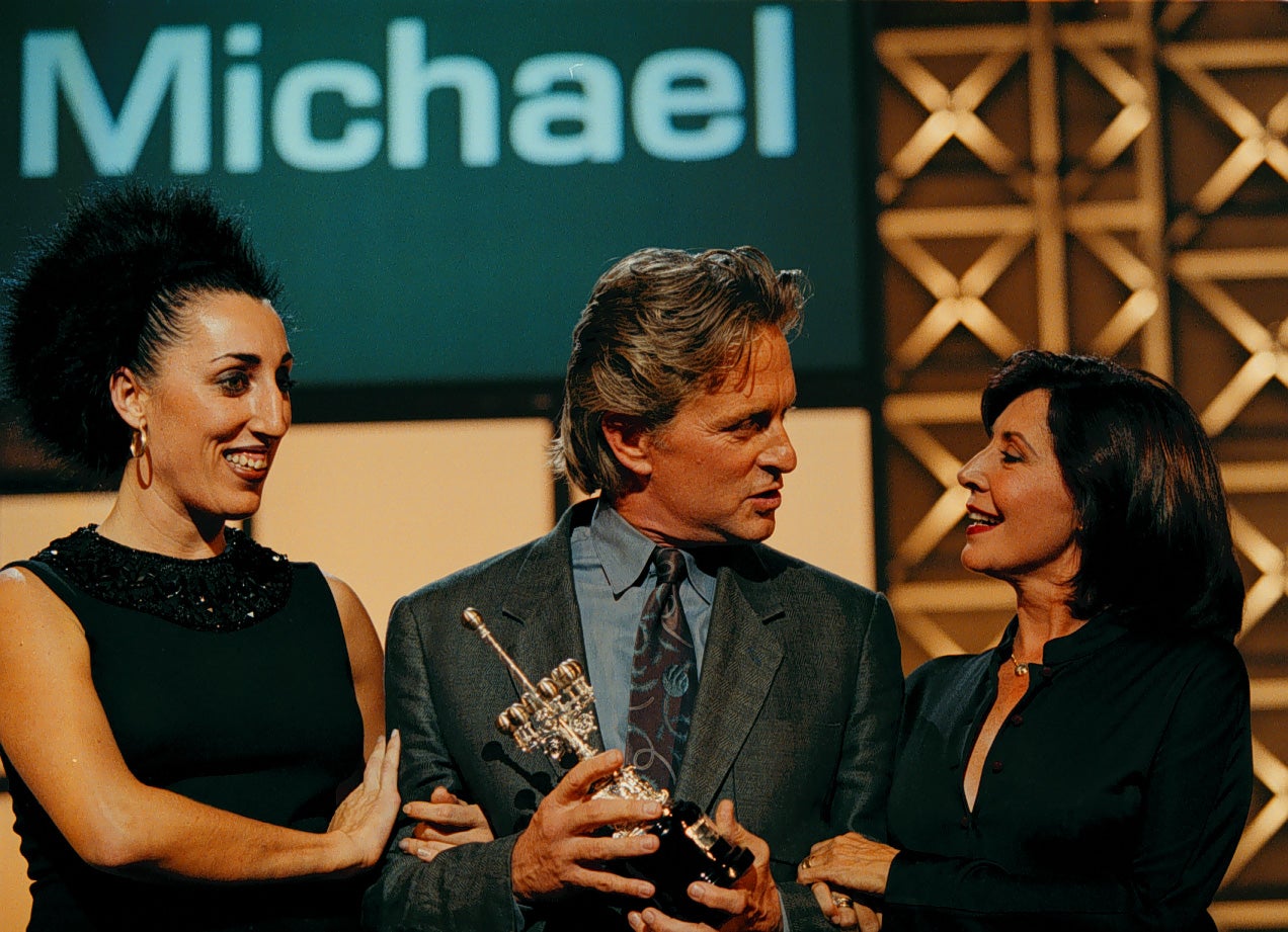 Michael Douglas recibe de manos de Rossy de Palma (i) y Concha Velasco (d) el Premio Donostia del Festival de Cine en 1997.