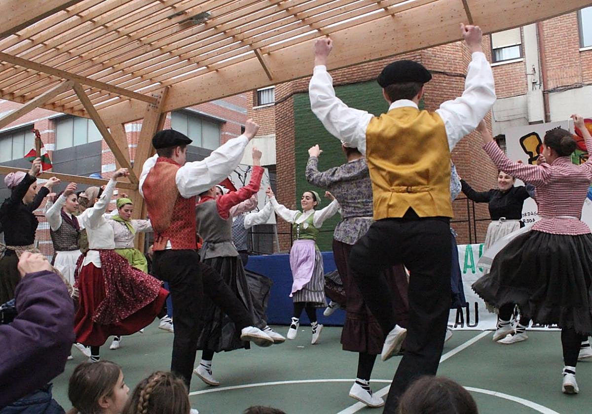 Dantzariek euskararen egunaren harira antolaturiko ekintzetan ere parte hartu dute.