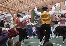 Dantzariek euskararen egunaren harira antolaturiko ekintzetan ere parte hartu dute.