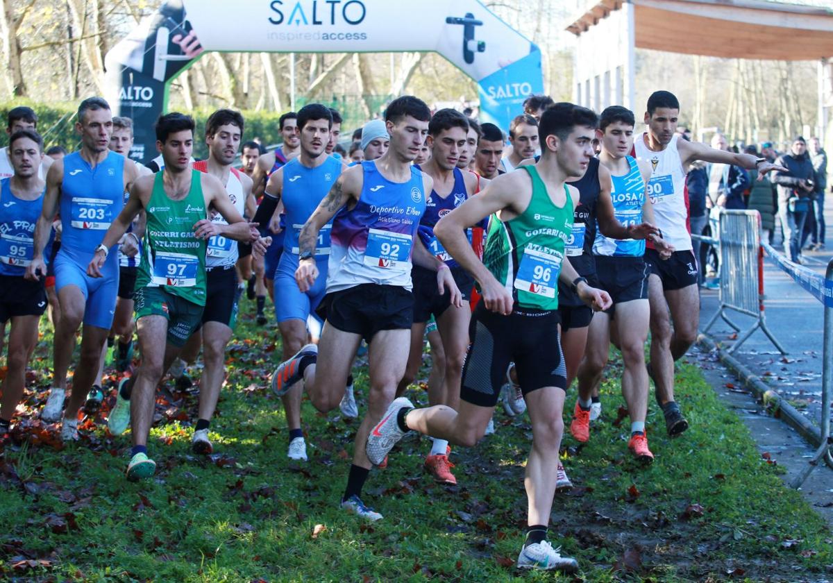 Ibai Larrea, con el dorsal 96, encabeza el grupo en los primeros metros de la carrera de ayer.