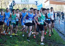 Ibai Larrea, con el dorsal 96, encabeza el grupo en los primeros metros de la carrera de ayer.