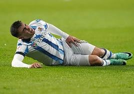 Ander Barrenetxea se duele sobre el verde de El Sadar en el partido de la Real Sociedad contra Osasuna.