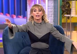 Emma García, en el momento que interrumpe 'Fiesta' para que el espectador sea atendido.