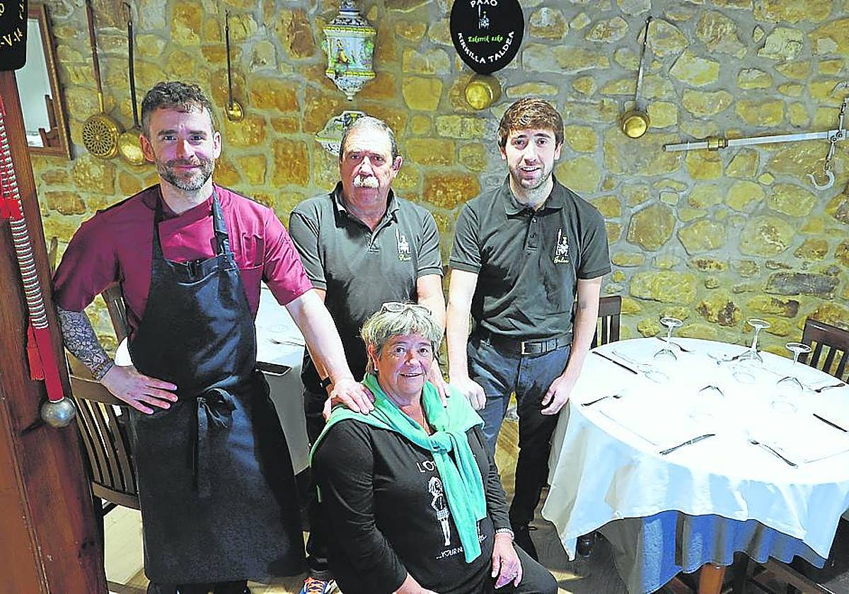 Romero e Iñaki, con sus herederos del restaurante Kirkilla.