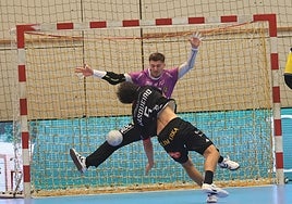 El portero polaco ha ampliado su contrato con el Bidasoa hasta junio de 2025.