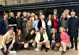 Isabel Azkarate posa con su amplia familia, que le acompañó en la inauguración de la exposición.