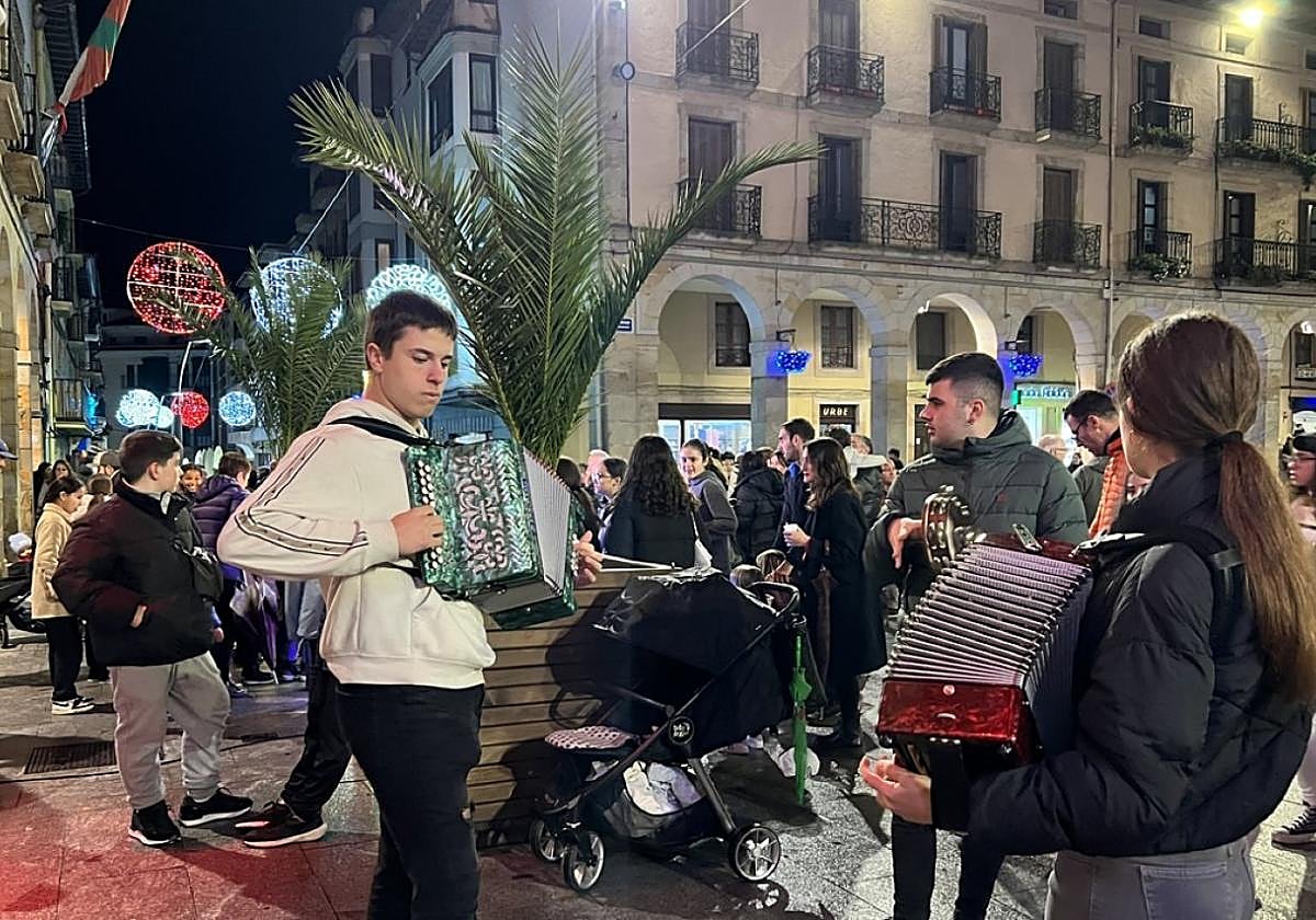 Trikitilaris pusieron un formidable ambiente en las calles.