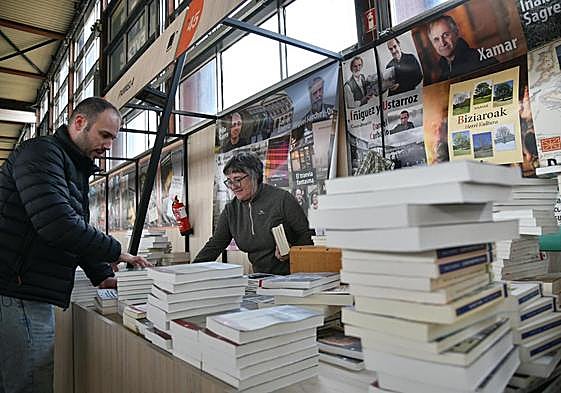 Erakusmahaietan azken xehetasunak atontzeko eguna izan zen atzokoa.