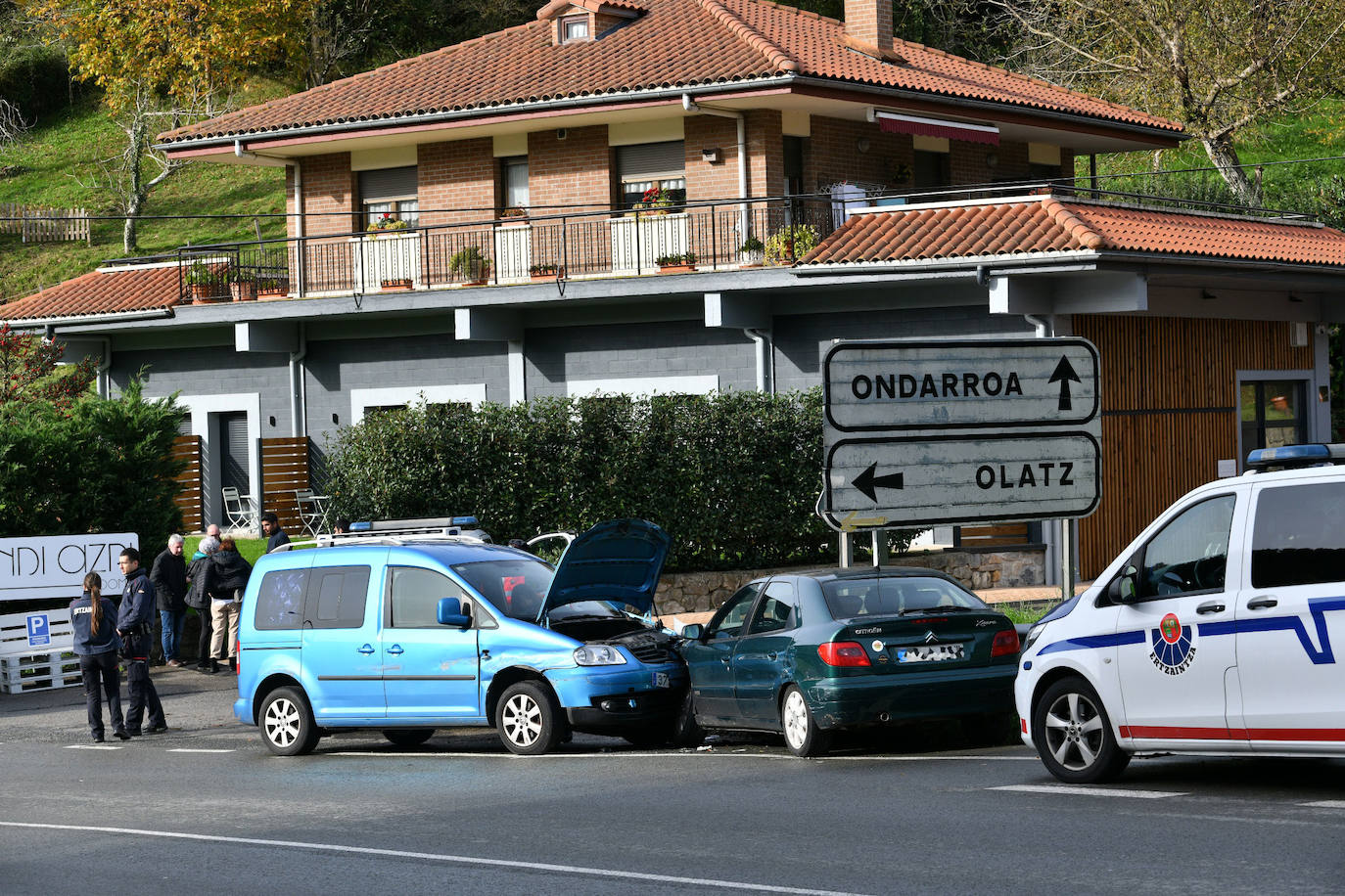 La furgoneta y el coche implicados en el accidente, junto a una furgoneta de la Ertzaintza.