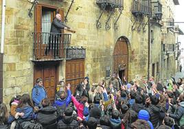 Los niños recogieron cientos de golosinas que lanzaron los vecinos desde ventanas y balcones.