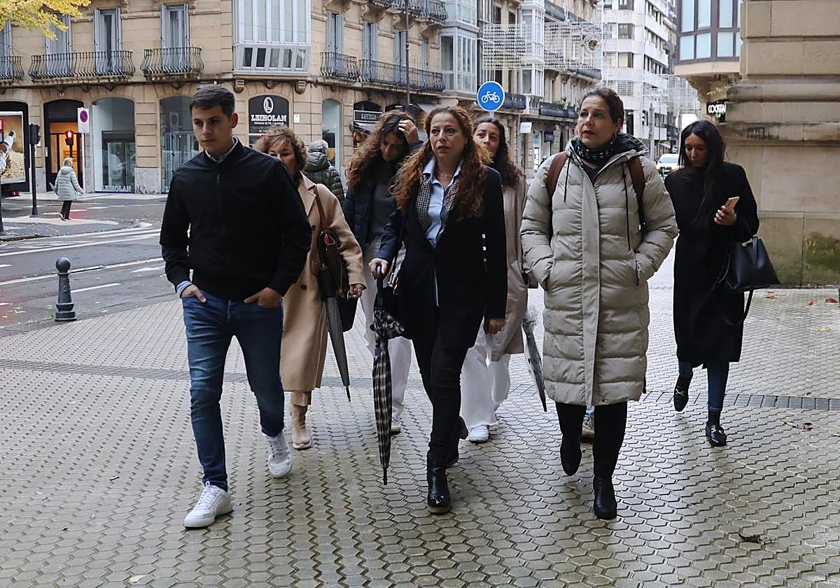 Fátima Hacine Bacha en el medio, arropada por su hijo Iker y otros familiares, el día que declaró en la Audiencia Provincial de Gipuzkoa.