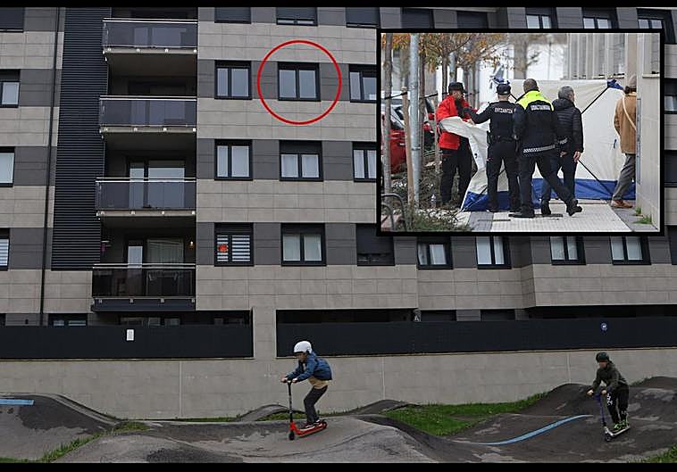 La calle Izaskun fue acordonada. La ventana desde la que cayó el pequeño, redondeada en rojo.