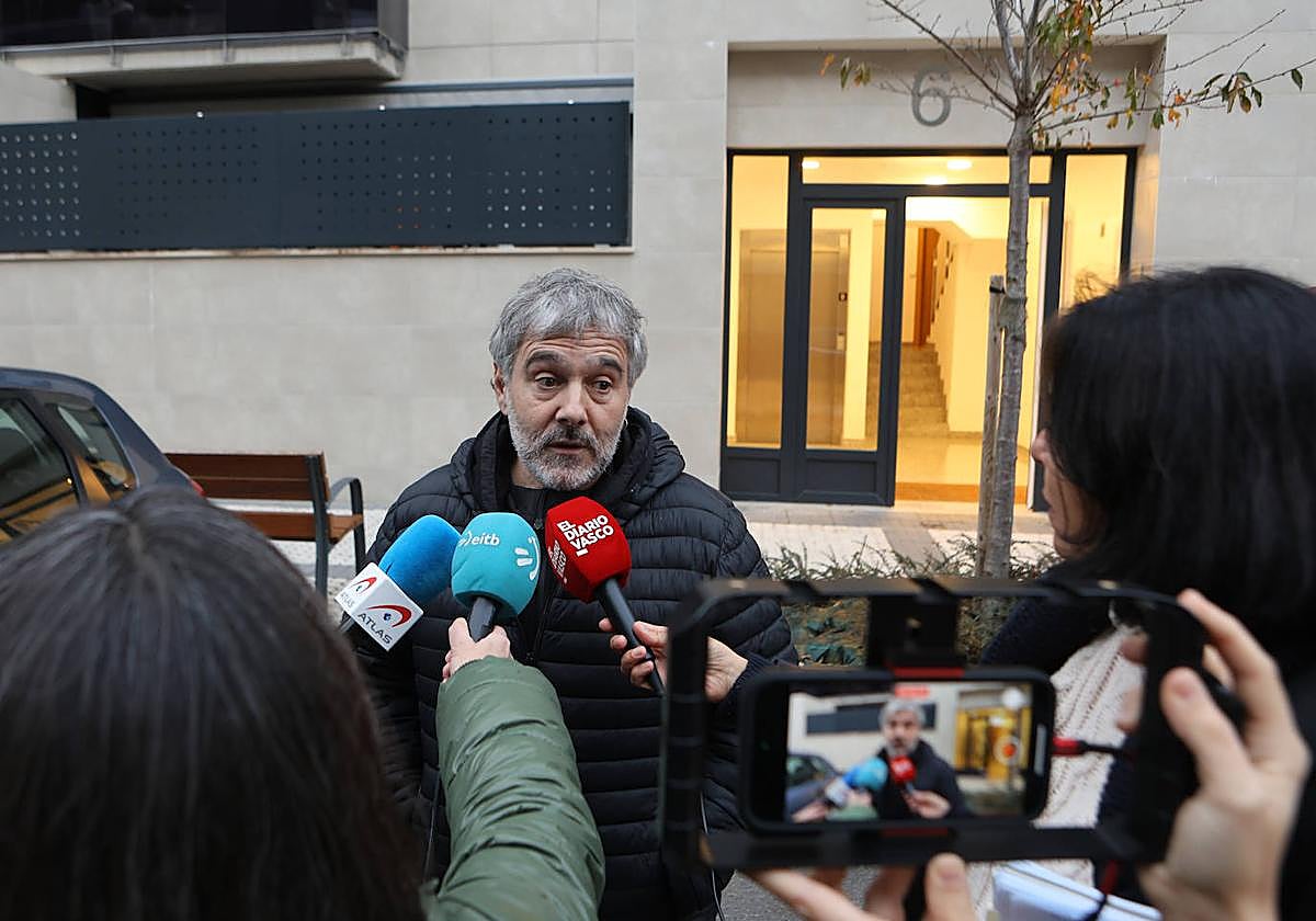 El alcalde de Astigarraga, Xabier Urdangarin, en el exterior del edificio.