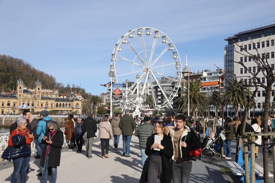 Una Donostia soleada recibe a los turistas