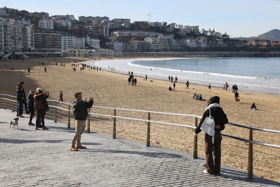 Una Donostia soleada recibe a los turistas