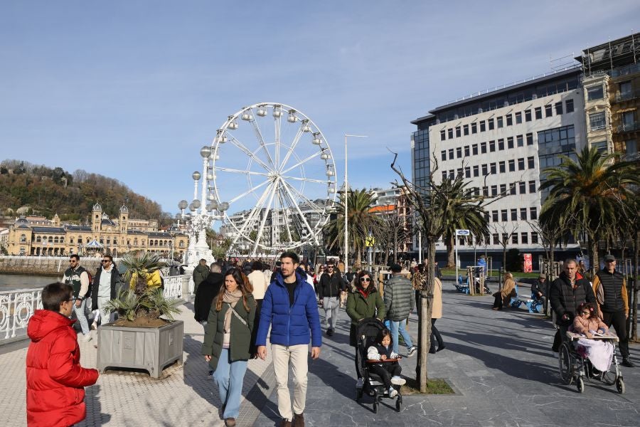 Una Donostia soleada recibe a los turistas
