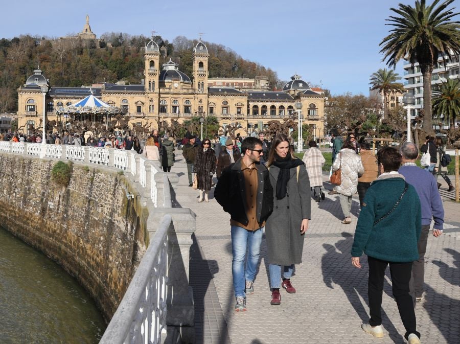 Una Donostia soleada recibe a los turistas