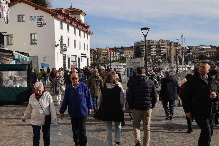 Una Donostia soleada recibe a los turistas
