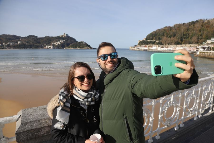 Una pareja se saca un selfie en la barandilla de La Concha.
