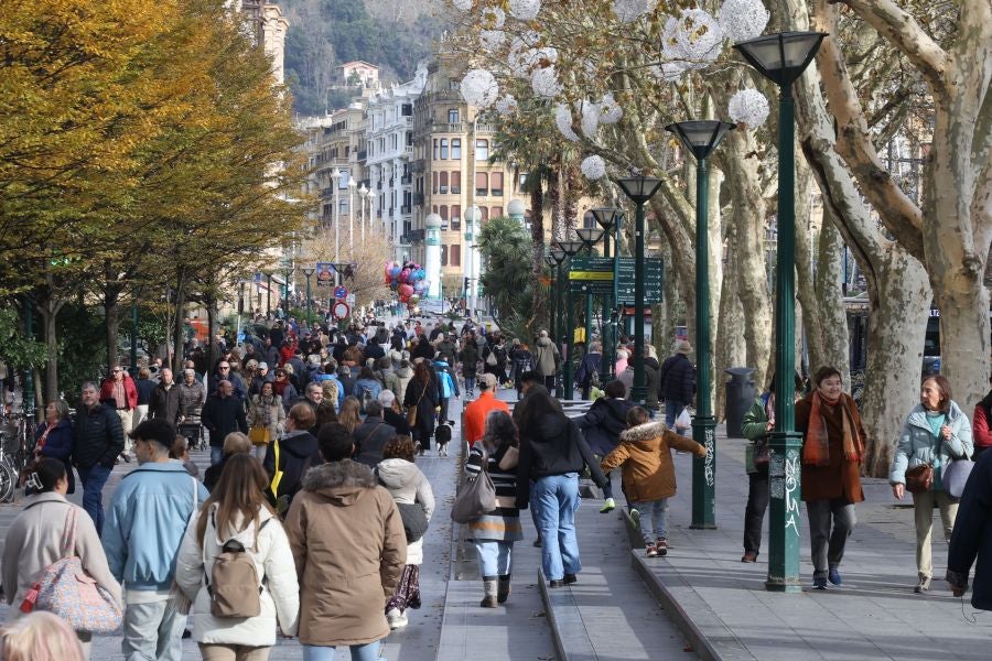 Una Donostia soleada recibe a los turistas