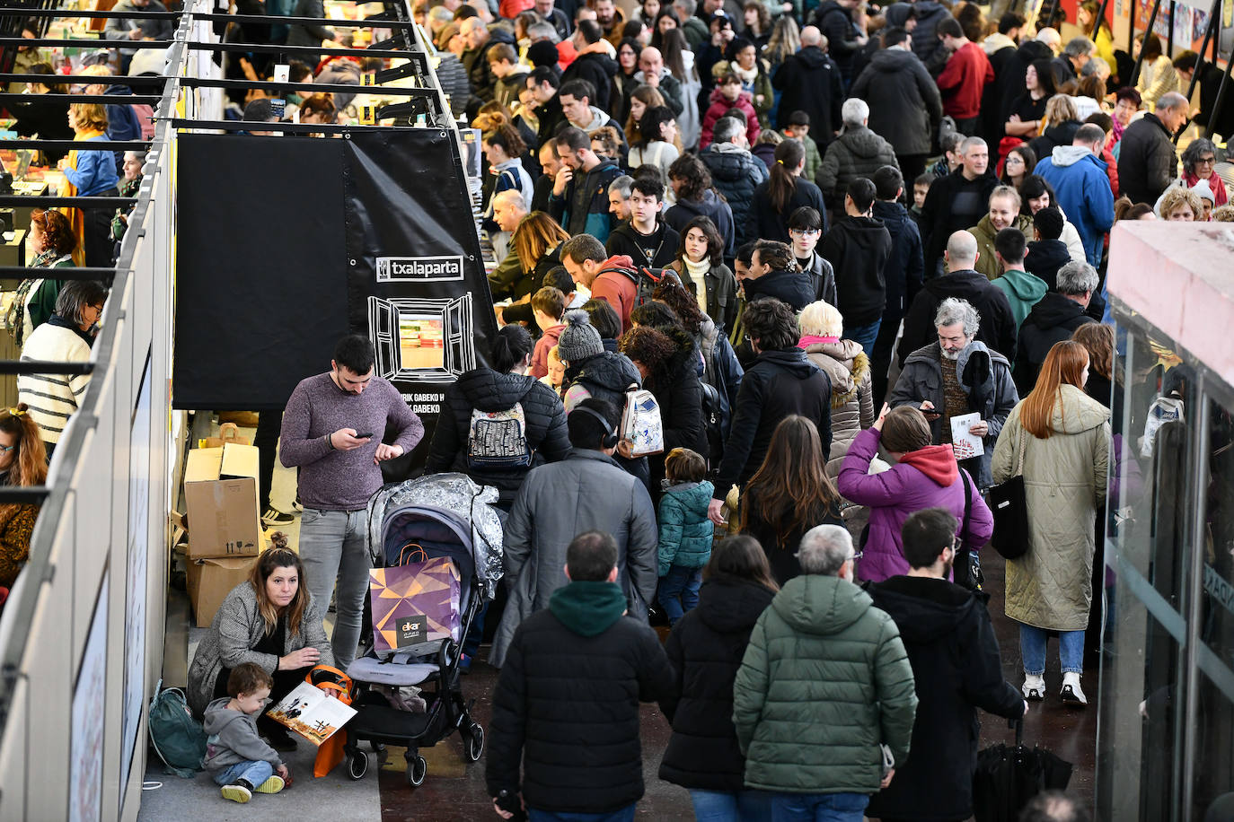 Durangoko Azokaren bigarren eguna: ikasle goiza, cosplay, gamers...