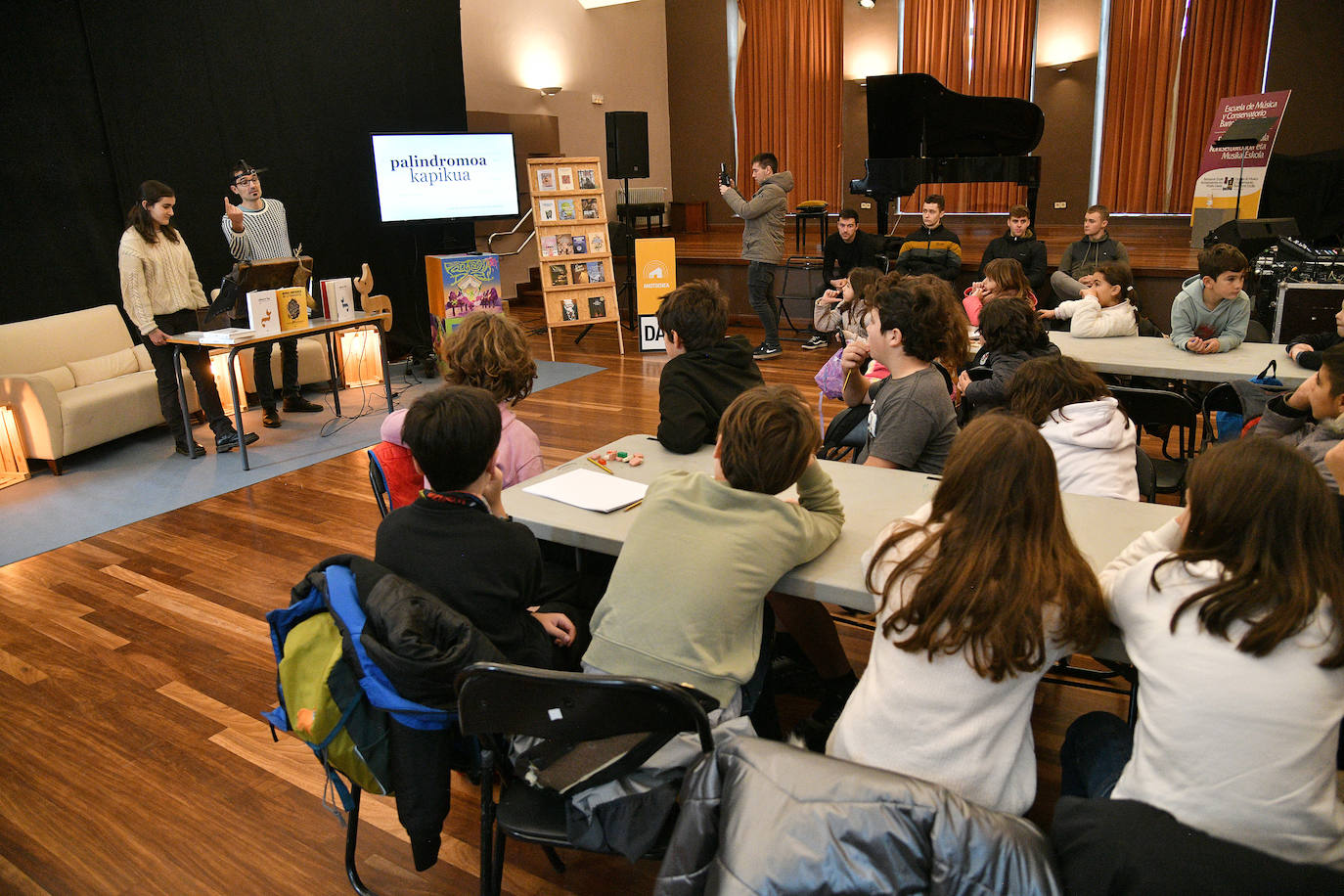 Durangoko Azokaren bigarren eguna: ikasle goiza, cosplay, gamers...