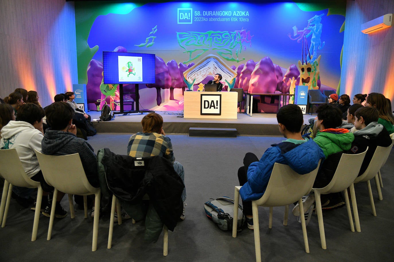 Durangoko Azokaren bigarren eguna: ikasle goiza, cosplay, gamers...