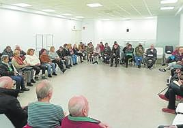 Representantes de diferentes asociaciones de vecinos, clubes de jubilados y otras asociaciones feministas, en la reunión que tuvo lugar en la Sala Reina.