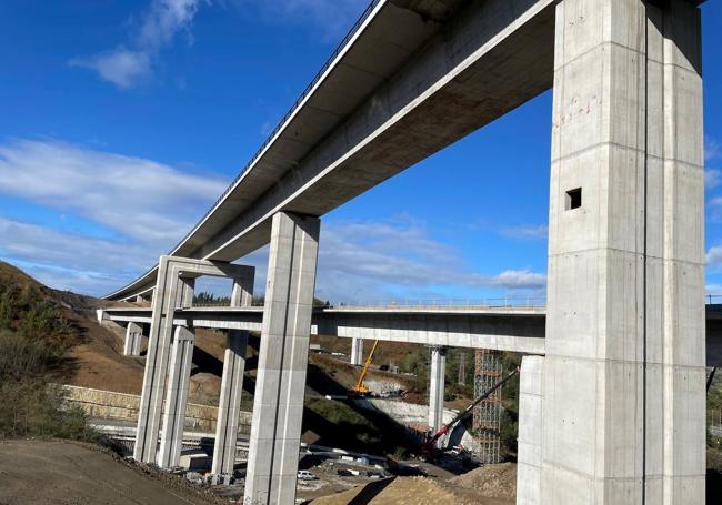 Desvío desde Bizkaia hacia Gipuzkoa o Álava. El tramo Elorrio-Atxondo acaba de concluir. Es la encrucijada noroeste del nudo de Bergara. El desvío de los trenes se hará sobre dos viaductos, construcción espectacular llamada 'salto de carnero'.