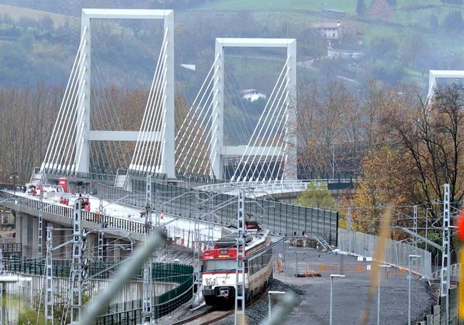 A las puertas de Donostia. El tramo Astigarraga-Hernani estará concluido a comienzos de 2024. En la imagen, lo más llamativo de este tramo, el puente atirantado.