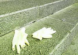 Los guantes de los sanitarios donde ocurrieron los hechos.