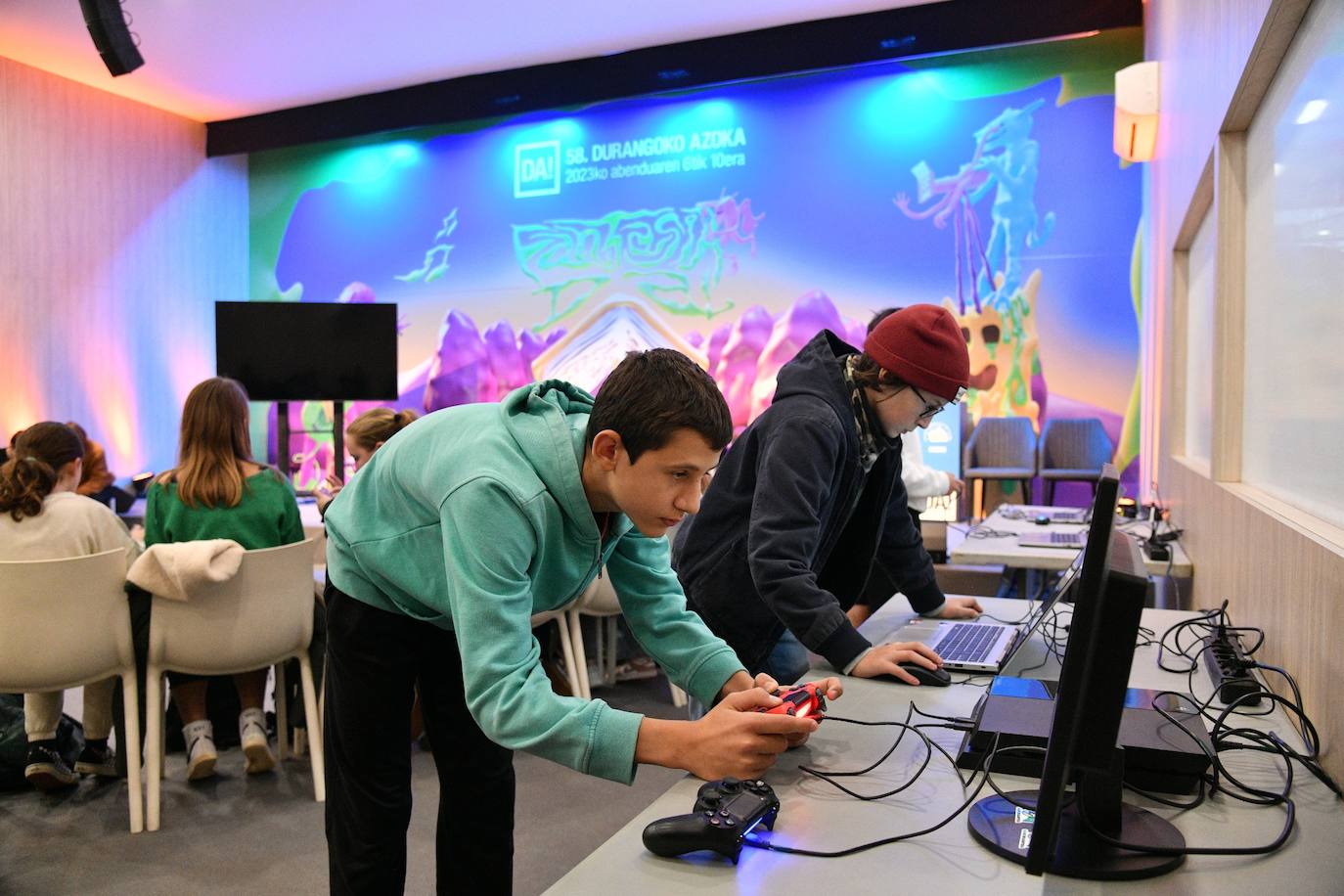 Durangoko Azokaren bigarren eguna: ikasle goiza, cosplay, gamers...