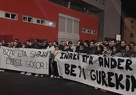 Los padres de Ander e Iñaki, en medio de las dos pancartas que se mostraron en el acto.