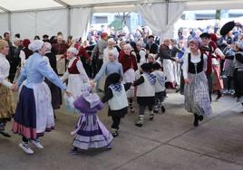 Mendaroarras de todas las edades bailan durante la feria de la Concepción del pasado año.