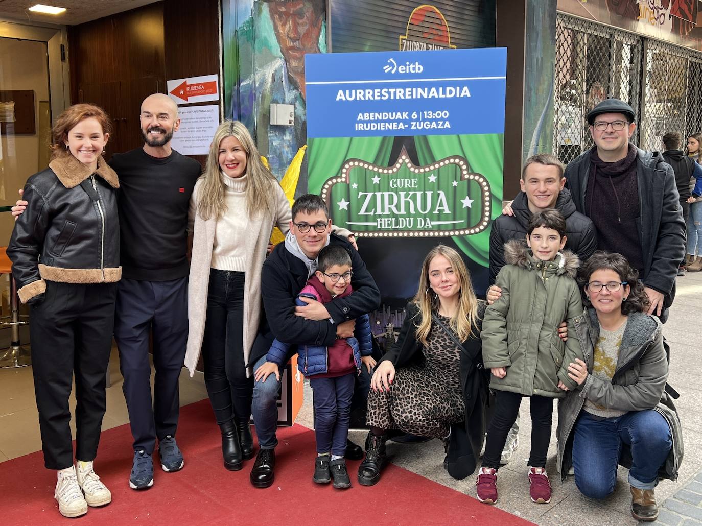 Saioaren sortzaile, zuzendari, aurkezle eta artistak, Durangoko Azokan egin zen aurrestreinaldian.