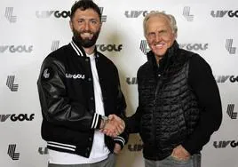 Jon Rahm posa con una chaqueta de LIV Golf junto a Greg Norman, CEO del circuito saudí.