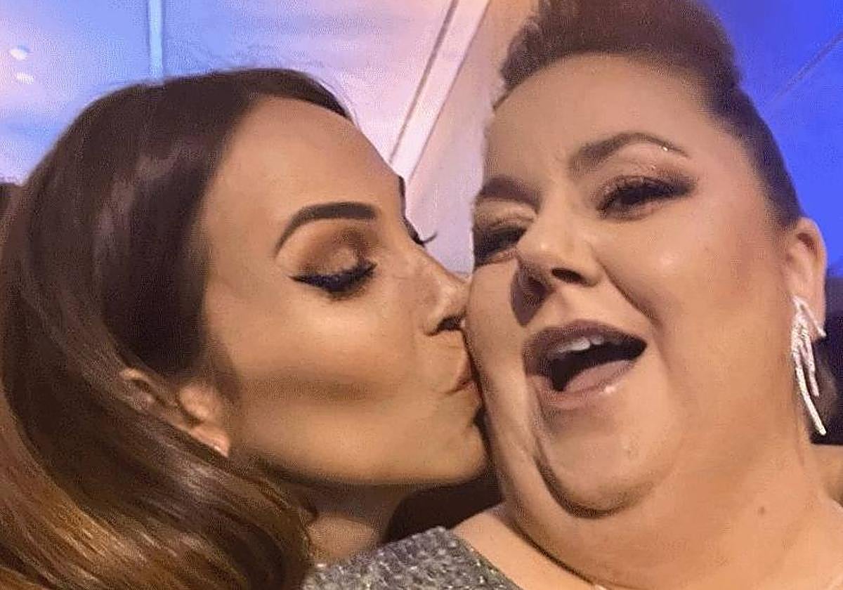 Nerea Garmendia, junto a Itziar Castro.