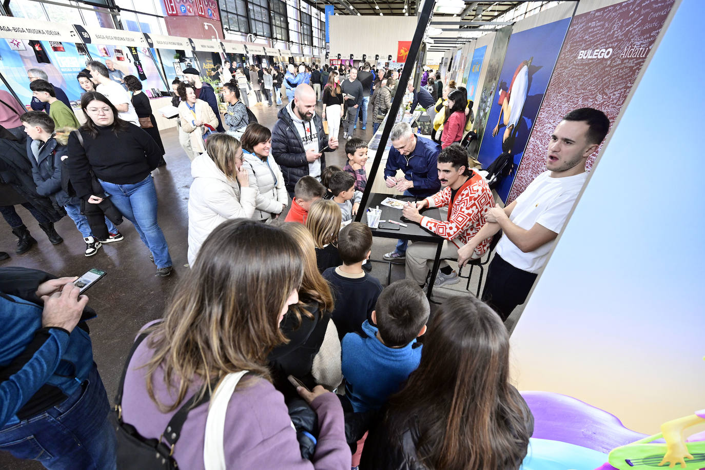 Azoka, jendez gainezka