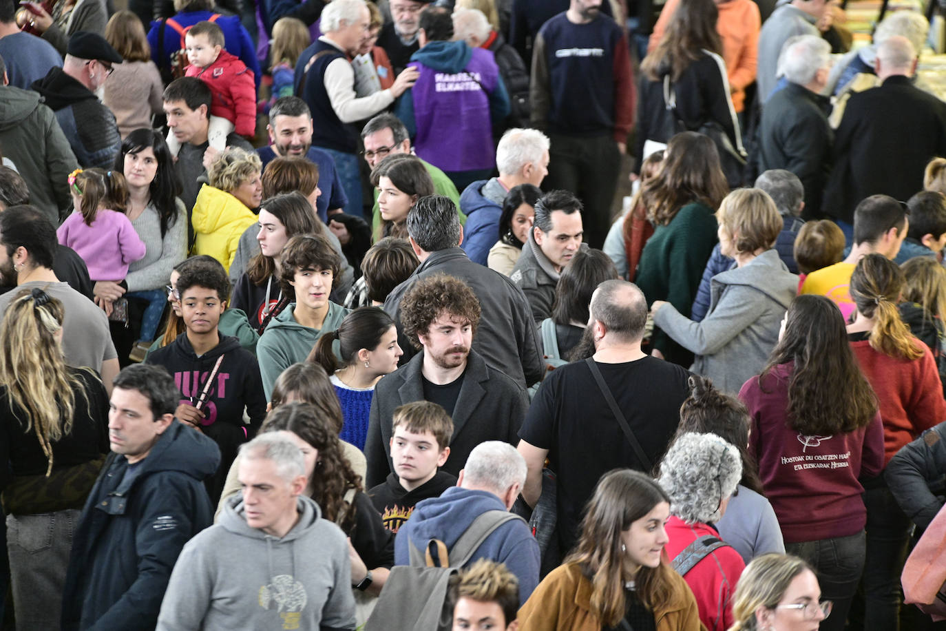 Azoka, jendez gainezka